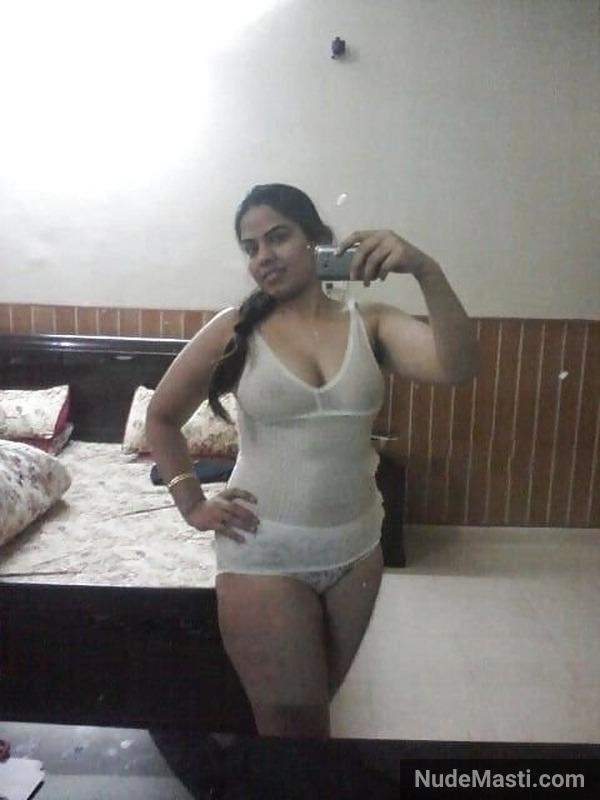 mumbai-bhabhi-with-milky-big-boobs-leaked-nude-selfies-2